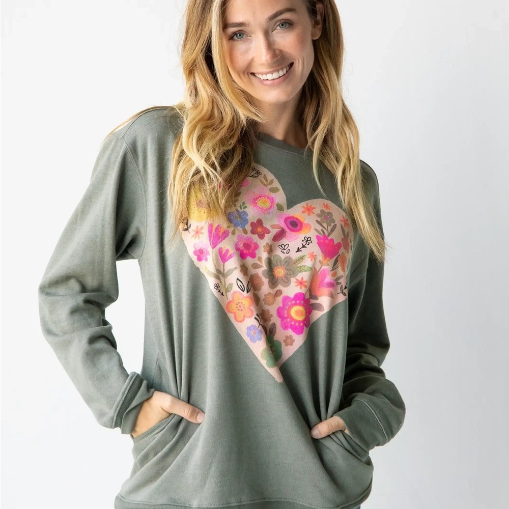 Natural Life Floral Heart Graphic Women's sweatshirt WITH POCKETS! Size xs